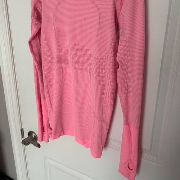 Lululemon Swiftly Tech Long Sleeve Crew
Heathered Neon Pink size 4 - Picture 4 of 8